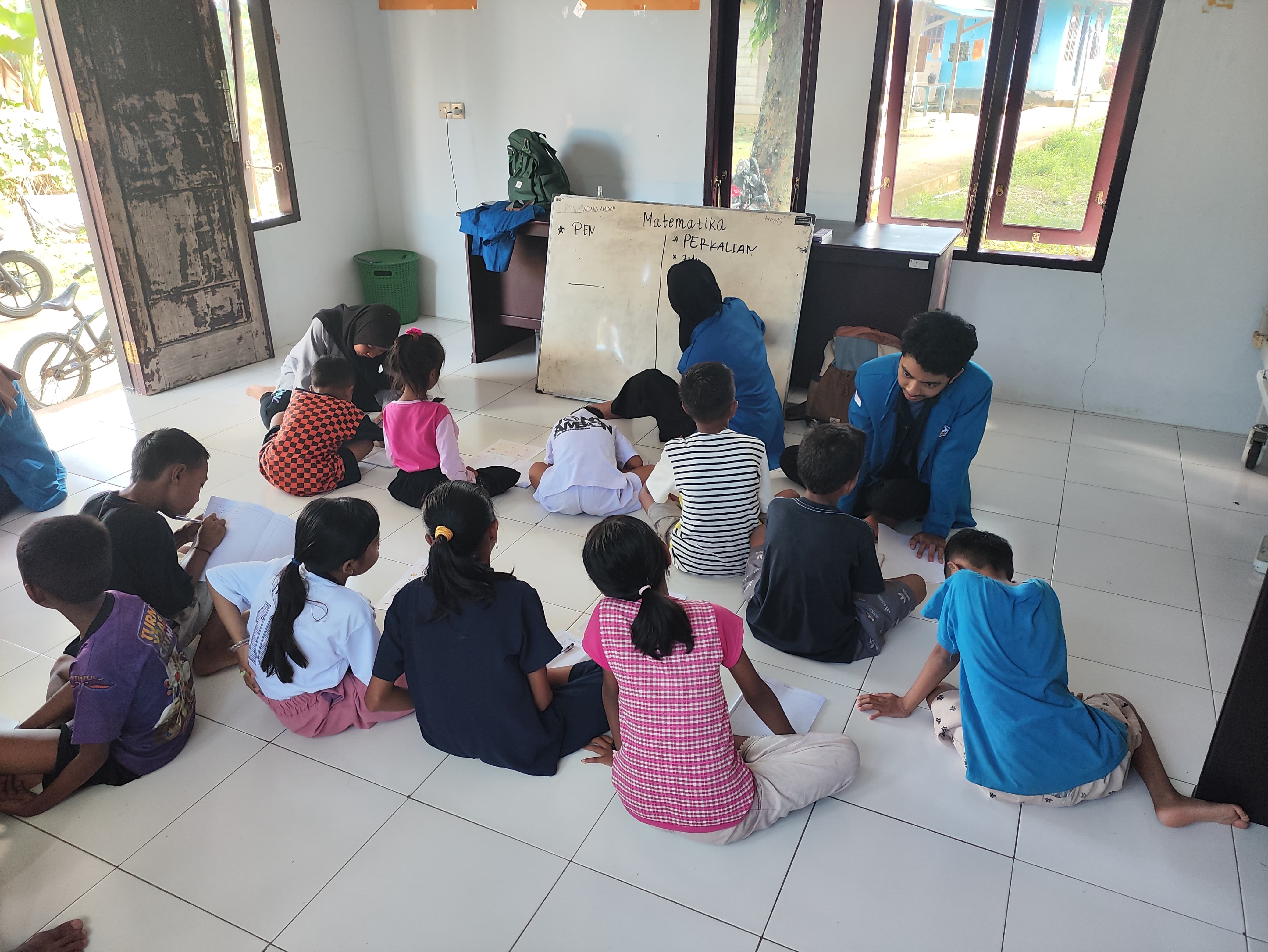 Program Literasi dan Numerasi Anak Bersama Mahasiswa KKN di Desa Hunuth.